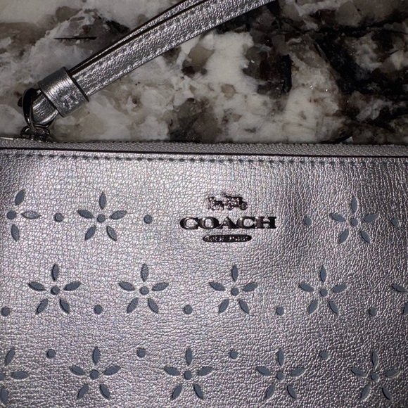 NWT Coach Corner Zip Leather Wristlet Perforated Flower In Metallic Silver - Picture 2 of 7